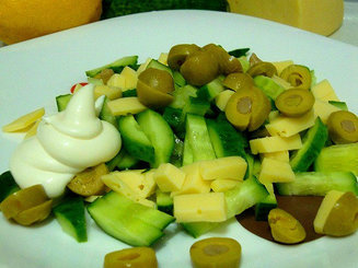Огуречный салат с маслинами и сыром