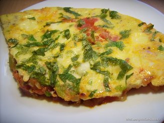 Яичница с помидорами и сыром