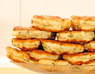 Картофельные лепёшки жареные на сковороде: вкуснятина на основе картофельного пюре с луком
