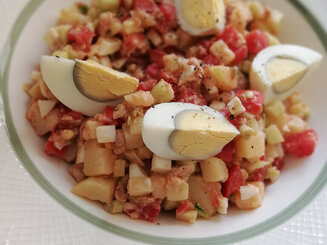 Салат из печени трески с картофелем и яйцами