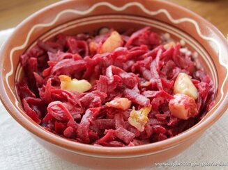 Салат из свеклы с жареным сыром