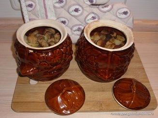 Жаркое с грибами в горшочках