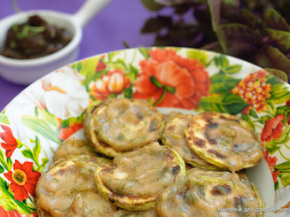 Постный блинный торт с грибами и яблочным соусом