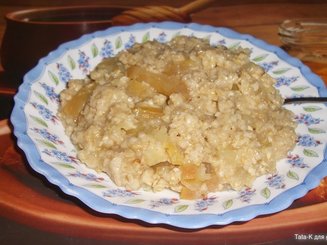 Овсяная каша с жареными яблоками