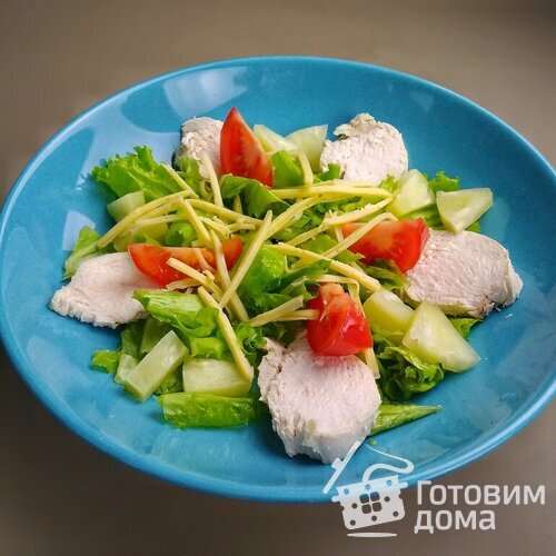 Салат с курицей и ананасами