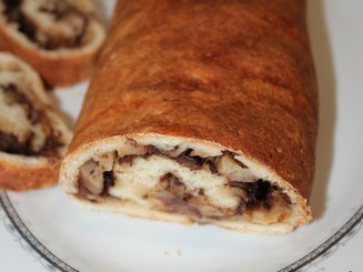 Творожный рулет с яблоками и шоколадом
