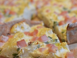 Киш с цветной капустой, пореем и копчёной грудинкой