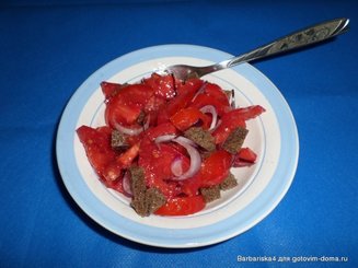 Хлебный салат с помидорами и луком