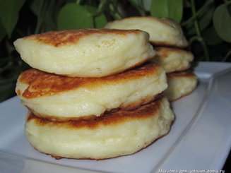 Сырники с начинкой из яблок и изюма