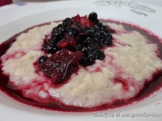 Овсяная каша с ягодами, апельсином и корицей