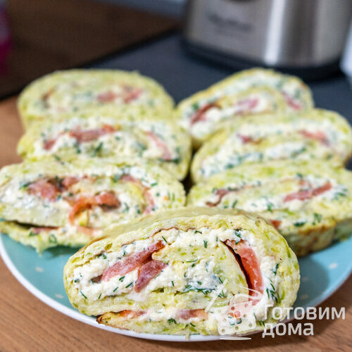 Кабачковый рулет с сырной начинкой и помидором