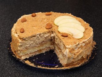 Яблочный торт с карамельным баварским муссом с корицей