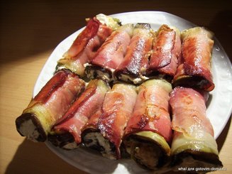 Баклажановые рулетики с беконом