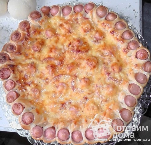 Пирог с сосисками, помидорами и сыром