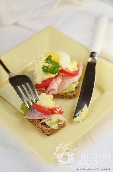 Smørrebrød - Бутерброд с ветчиной и яичным салатом фото к рецепту 1