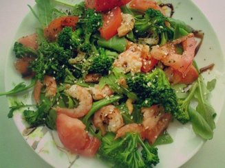Салат "Весна у моря" с брокколи, черри и креветками